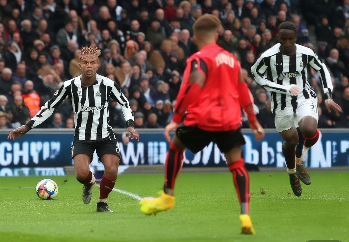 英超联赛关键对决：纽卡斯尔联火热状态迎战低迷热刺球队状态分析